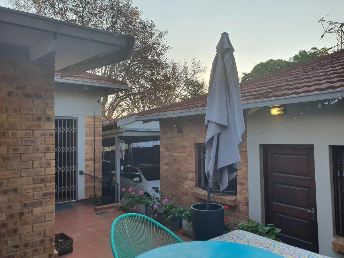 Happy Colourful Cottage Johannesburg Exterior foto